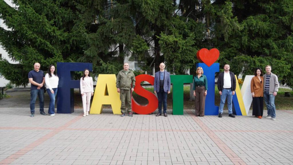 Das Team der Stadt Fastiv vor dem Namenszug der Stadt