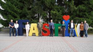 Das Team der Stadt Fastiv vor dem Namenszug der Stadt